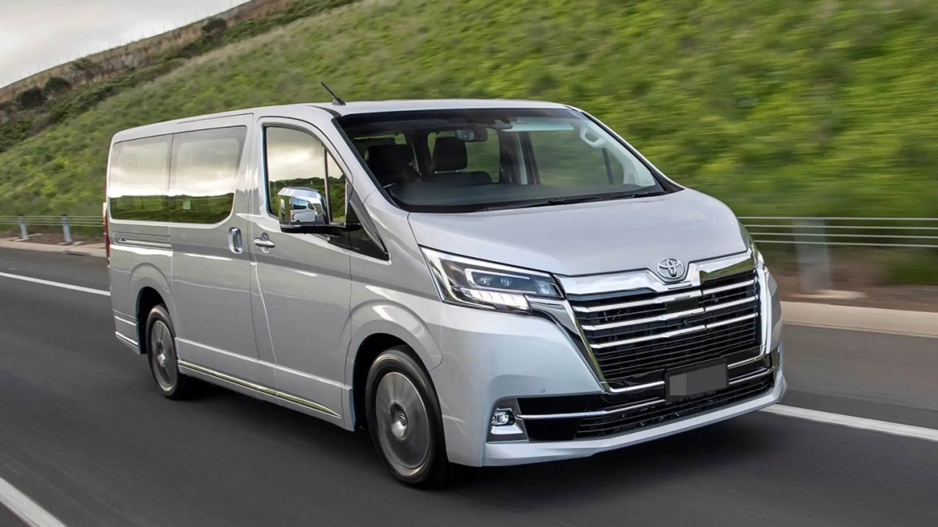 Xe 9 chỗ Toyota Granvia