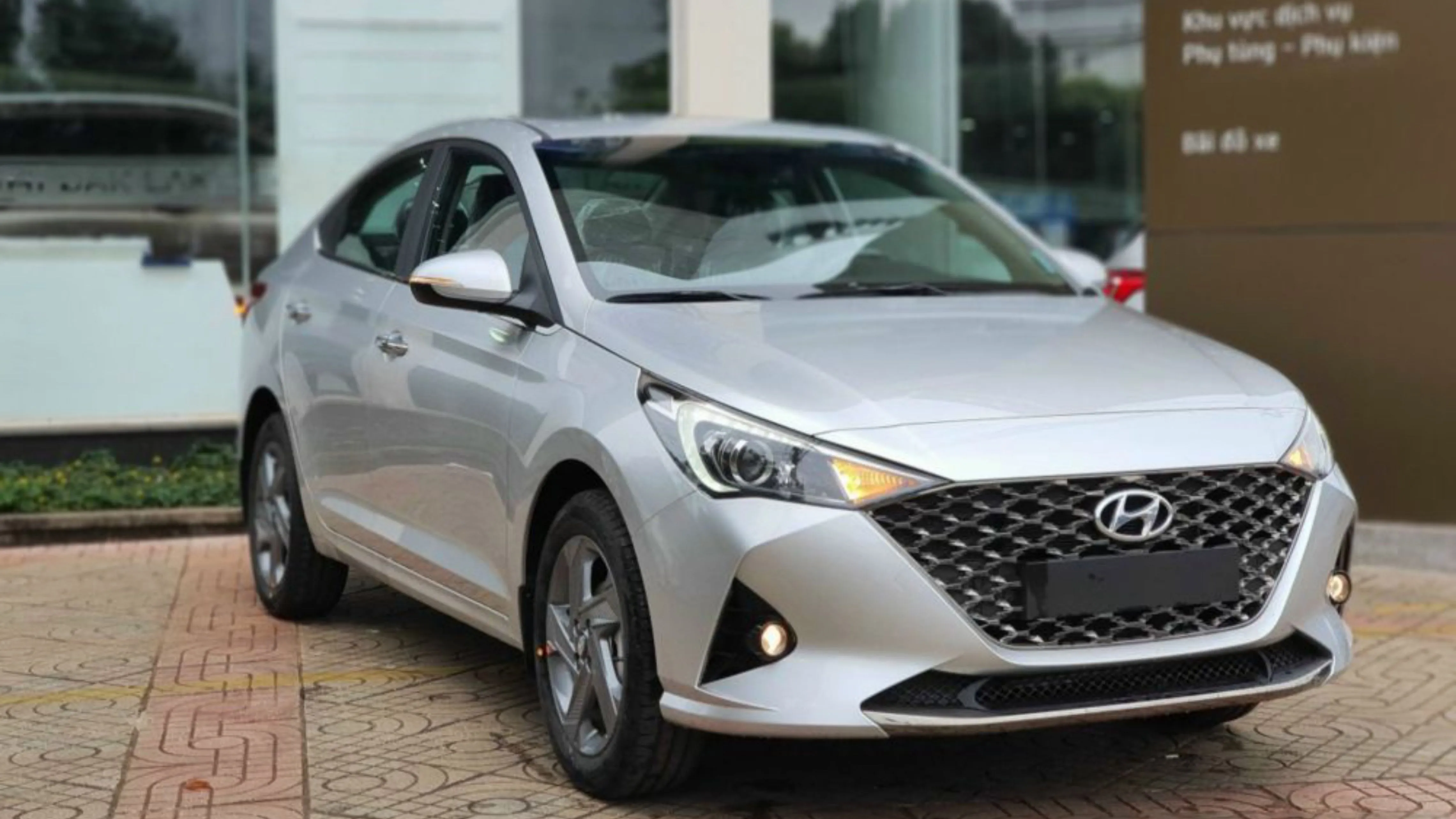 xe Accent màu bạc