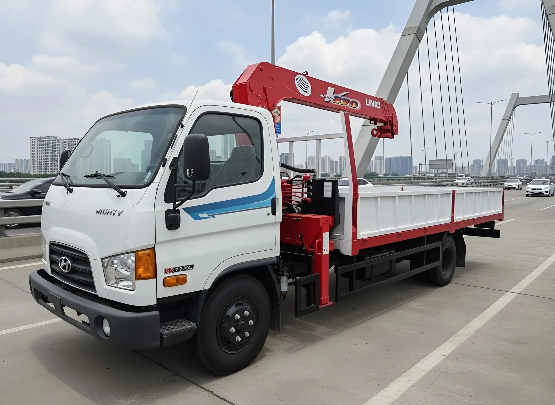 Xe cẩu tự hành 3 tấn hãng Unic